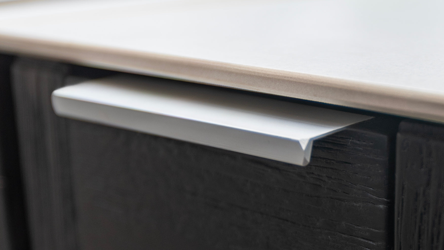 Portas e Gavetas com Fecho Suave Carbon Line
